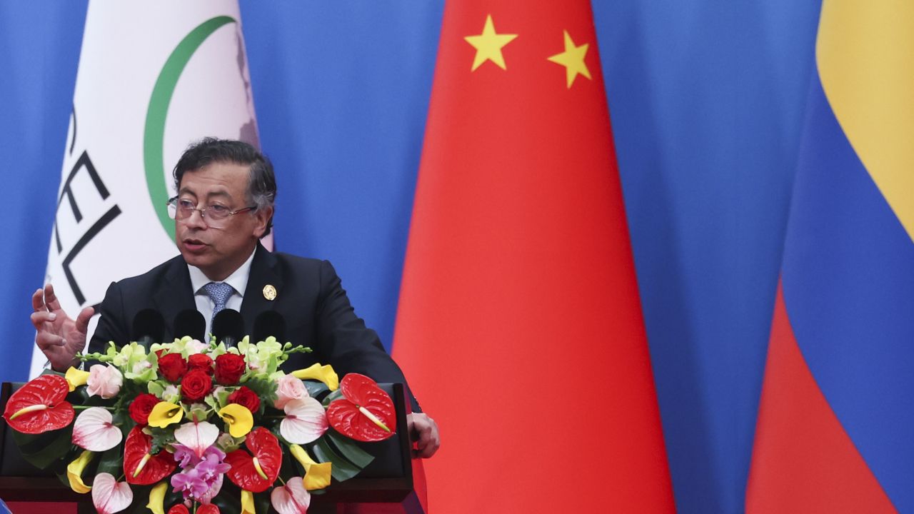 El presidente de Colombia Gustavo Petro habla en la ceremonia inaugural de la reunión ministerial del Foro China-CELAC en el Gran Palacio del Pueblo el 13 de mayo de 2025 en Beijing, China.
