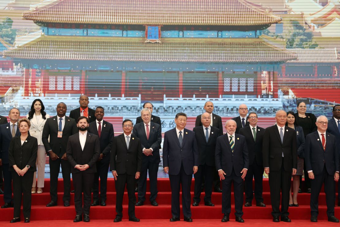 El presidente Xi Jinping; el presidente Luiz Inácio Lula da Silva; el presidente Gabriel Boric; el presidente Gustavo Petro; y otros representantes de la CELAC durante una sesión fotográfica grupal antes de la ceremonia inaugural de la reunión ministerial del Foro China-CELAC en el Gran Palacio del Pueblo el 13 de mayo de 2025 en Beijing, China.