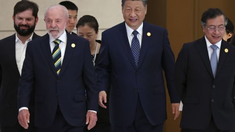 BEIJING, CHINA - MAY 13:  (L-R) Chilean President Gabriel Boric, Brazilian President Luiz Inacio Lula da Silva, Chinese President Xi Jinping and Chilean President Gabriel Boric and Colombian President Gustavo Petro arrive for a group photo session before the opening ceremony for the China-CELAC Forum ministerial meeting at The Great Hall of People on May 13, 2025 in Beijing, China. The summit includes its key Latin American trade partners in the region, and comes as Beijing and Washington work on defusing a trade war.  (Photo by Florence Lo-Pool/Getty Images)