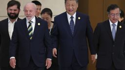 De izquierda a derecha, el presidente de Chile Gabriel Boric, el presidente de Brasil Luiz Inácio Lula da Silva, el presidente de China Xi Jinping y el presidente de Colombia Gustavo Petro llegan para una sesión de fotos grupales antes de la ceremonia inaugural de la reunión ministerial del Foro China-CELAC en el Gran Palacio del Pueblo el 13 de mayo de 2025 en Beijing, China.
