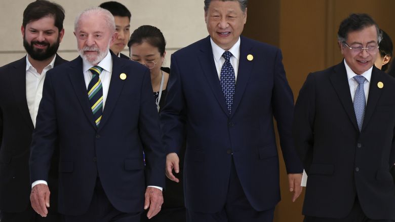 De izquierda a derecha, el presidente de Chile Gabriel Boric, el presidente de Brasil Luiz Inácio Lula da Silva, el presidente de China Xi Jinping y el presidente de Colombia Gustavo Petro llegan para una sesión de fotos grupales antes de la ceremonia inaugural de la reunión ministerial del Foro China-CELAC en el Gran Palacio del Pueblo el 13 de mayo de 2025 en Beijing, China.