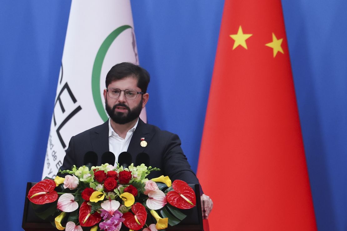 El presidente de Chile, Gabriel Boric, habla durante la ceremonia inaugural de la reunión ministerial del Foro China-CELAC.