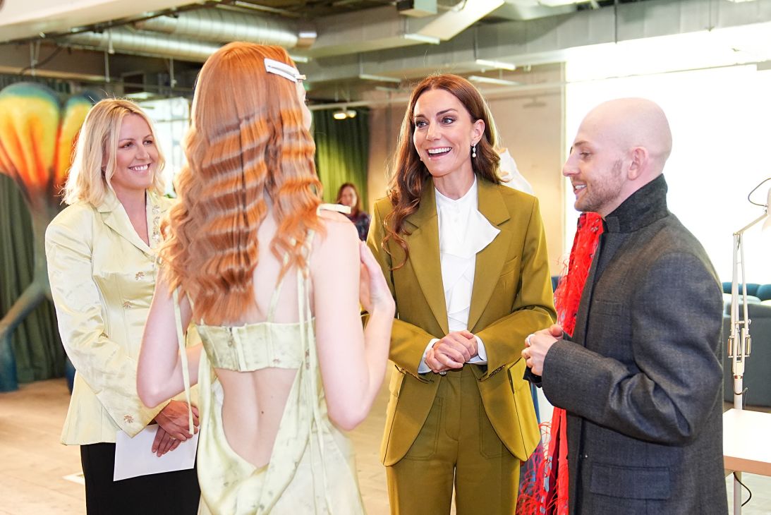 Catherine of Princess of Wales avec le designer Patrick McDowell (à droite) et la PDG du British Fashion Council, Laura Weir, remette actuellement le prix Queen Elizabeth II pour le design britannique, que McDowell a remporté en mai.