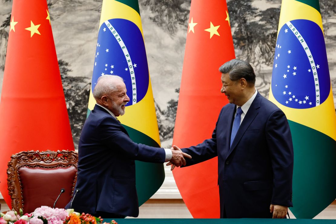 El presidente de China, Xi Jinping, estrecha la mano del presidente de Brasil, Luiz Inácio Lula da Silva, tras la ceremonia de firma y una conferencia de prensa conjunta el 13 de mayo de 2025.