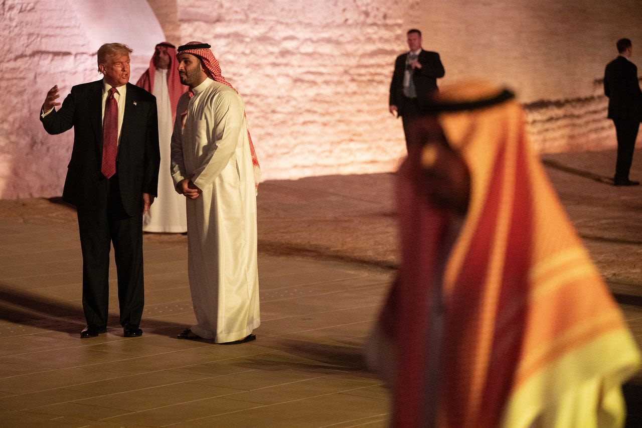 El presidente de Estados Unidos, Donald Trump, y el príncipe heredero de Arabia Saudita, Mohammed bin Salman, pasean por el antiguo distrito de Diriyah, a las afueras de Riad, la capital saudita, antes de una cena de Estado el martes.