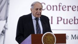 El secretario de Salud de México, David Kershenobich Stalnikowitz, durante una sesión informativa en Palacio Nacional el 13 de mayo de 2025 en la Ciudad de México, México.