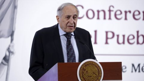 El secretario de Salud de México, David Kershenobich Stalnikowitz, durante una sesión informativa en Palacio Nacional el 13 de mayo de 2025 en la Ciudad de México, México.