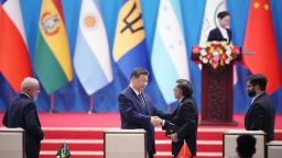 El presidente de China, Xi Jinping, estrecha la mano del presidente de Colombia, Gustavo Petro, durante la ceremonia inaugural de la reunión ministerial del Foro China-CELAC en Beijing el 13 de mayo de 2025.