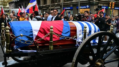 People applaud as the carriage carrying the remains of the late Uruguay's former president (2010-2015) Jose 'Pepe' Mujica moves forward during the funeral cortege in Montevideo, on May 14, 2025. Mujica, an ex-guerrilla fighter and hero of the Latin American left, died on May 13, 2025 at the age of 89. The humble leader -- who once spent a dozen years behind bars for revolutionary activity -- lost his battle against cancer after announcing in January the disease had spread and he would stop treatment. (Photo by Pablo PORCIUNCULA / AFP) (Photo by PABLO PORCIUNCULA/AFP via Getty Images)