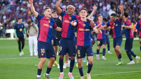 Fermín López, Lamine Yamal y Gavi del FC Barcelona celebran la victoria del equipo por 4-3 en el partido de LaLiga entre el FC Barcelona y el Real Madrid CF en el Estadi Olimpic Lluis Companys el 11 de mayo de 2025 en Barcelona, ​​España.