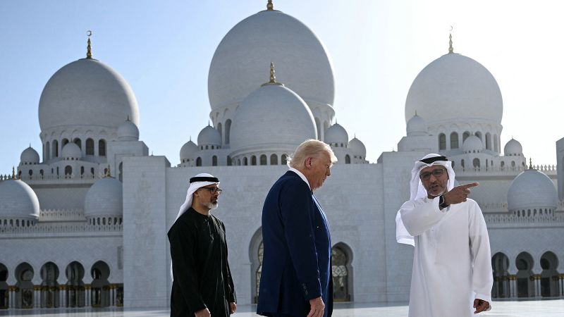 Президентът Доналд Тръмп отлетя в петък от вихреното пътуване до