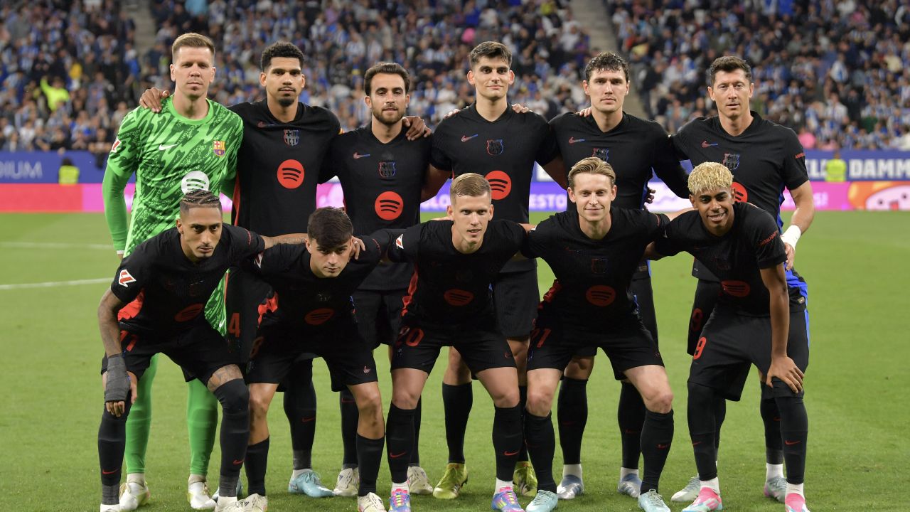 Barcelona players pose before the start of their Spanish league football match between RCD Espanyol and FC Barcelona at the RCDE Stadium in Cornella de Llobregat, on May 15, 2025. (Photo by MANAURE QUINTERO / AFP) (Photo by MANAURE QUINTERO/AFP via Getty Images)          