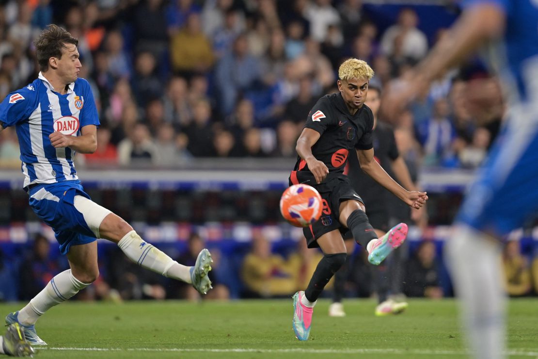 ​​Lamine Yamal dispara para marcar el primer gol de su equipo durante el partido de la liga española entre el RCD Espanyol y el FC Barcelona en el Estadio RCDE en Cornella de Llobregat, el 15 de mayo de 2025.
