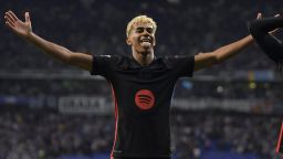 El delantero español del Barcelona, ​​Lamine Yamal, celebra el primer gol de su equipo durante el partido de la liga española entre el RCD Espanyol y el FC Barcelona en el Estadio RCDE en Cornella de Llobregat, el 15 de mayo de 2025.