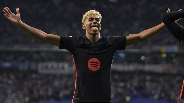 El delantero español del Barcelona, ​​Lamine Yamal, celebra el primer gol de su equipo durante el partido de la liga española entre el RCD Espanyol y el FC Barcelona en el Estadio RCDE en Cornella de Llobregat, el 15 de mayo de 2025.