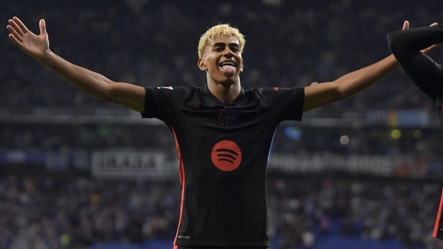 El delantero español del Barcelona, ​​Lamine Yamal, celebra el primer gol de su equipo durante el partido de la liga española entre el RCD Espanyol y el FC Barcelona en el Estadio RCDE en Cornella de Llobregat, el 15 de mayo de 2025.