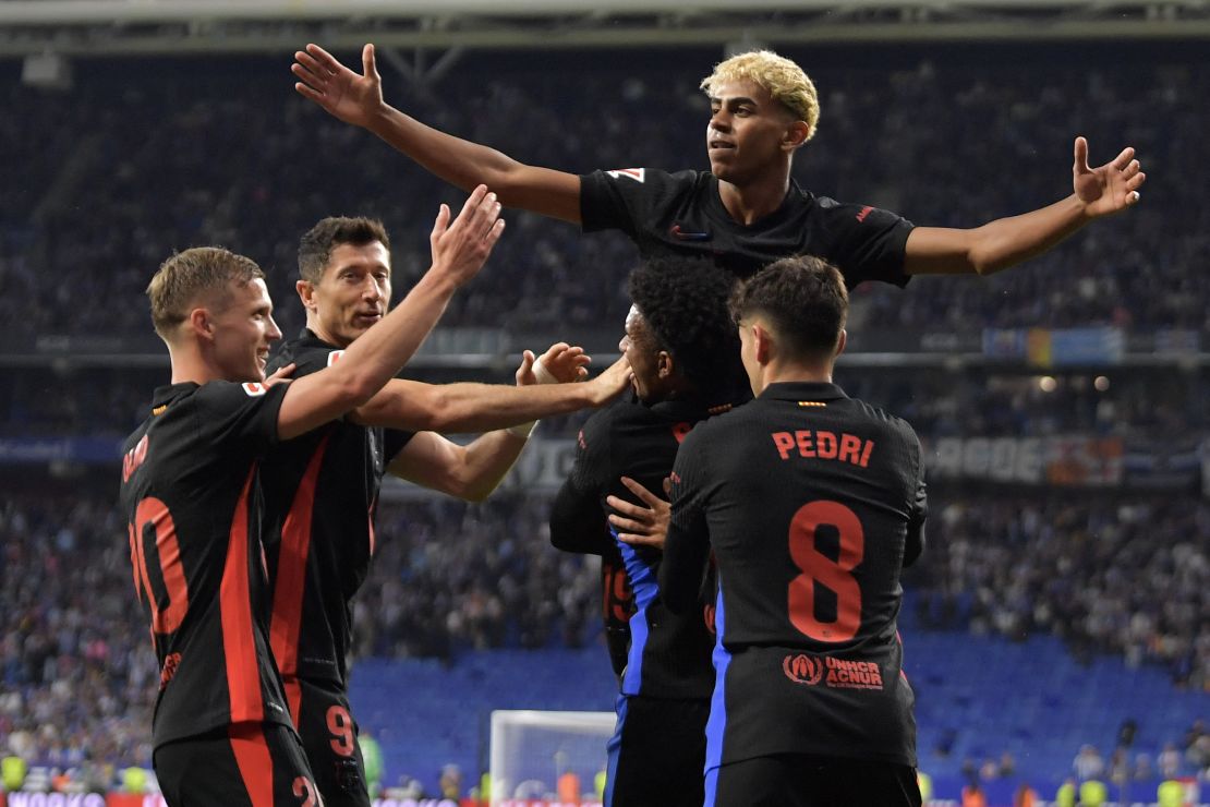 Lamine Yamal celebra el primer gol de su equipo durante el partido de la liga española entre el RCD Espanyol y el FC Barcelona en el Estadio RCDE en Cornella de Llobregat, el 15 de mayo de 2025.