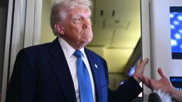 El presidente de Estados Unidos, Donald Trump, habla con los periodistas que lo acompañan a bordo del Air Force One, tras partir de Abu Dhabi al finalizar su gira por Medio Oriente el 16 de mayo de 2025.