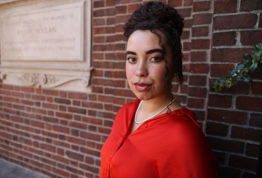 Elyse Martin-Smith, estudiante de último año de Harvard, ha participado en la planificación de las celebraciones de grupos de afinidad para estudiantes negros que se gradúan, las cuales Harvard ha anunciado que ya no financiará.