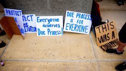 Pancartas en el suelo mientras los manifestantes se dispersan frente al Tribunal de Distrito de EE.UU. para el Distrito de Maryland el 16 de mayo de 2025 en Greenbelt, Maryland.