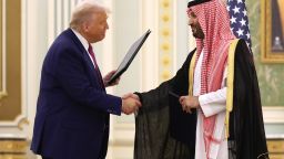 El presidente de Estados Unidos Donald J. Trump y el príncipe heredero saudí Mohammed bin Salman asisten a una ceremonia de firma en la Corte Real Saudí el 13 de mayo de 2025 en Riad, Arabia Saudita.