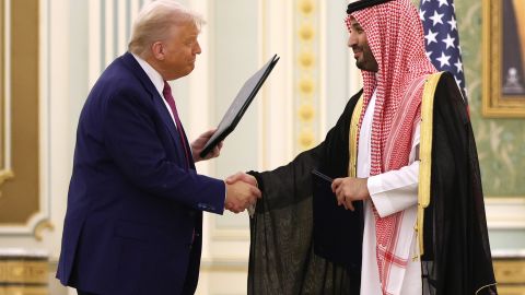 El presidente de Estados Unidos Donald J. Trump y el príncipe heredero saudí Mohammed bin Salman asisten a una ceremonia de firma en la Corte Real Saudí el 13 de mayo de 2025 en Riad, Arabia Saudita.