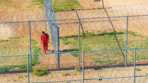En una vista aérea, un recluso camina por el patio del Centro de Detención Bluebonnet el 13 de mayo de 2025 en Anson, Texas.