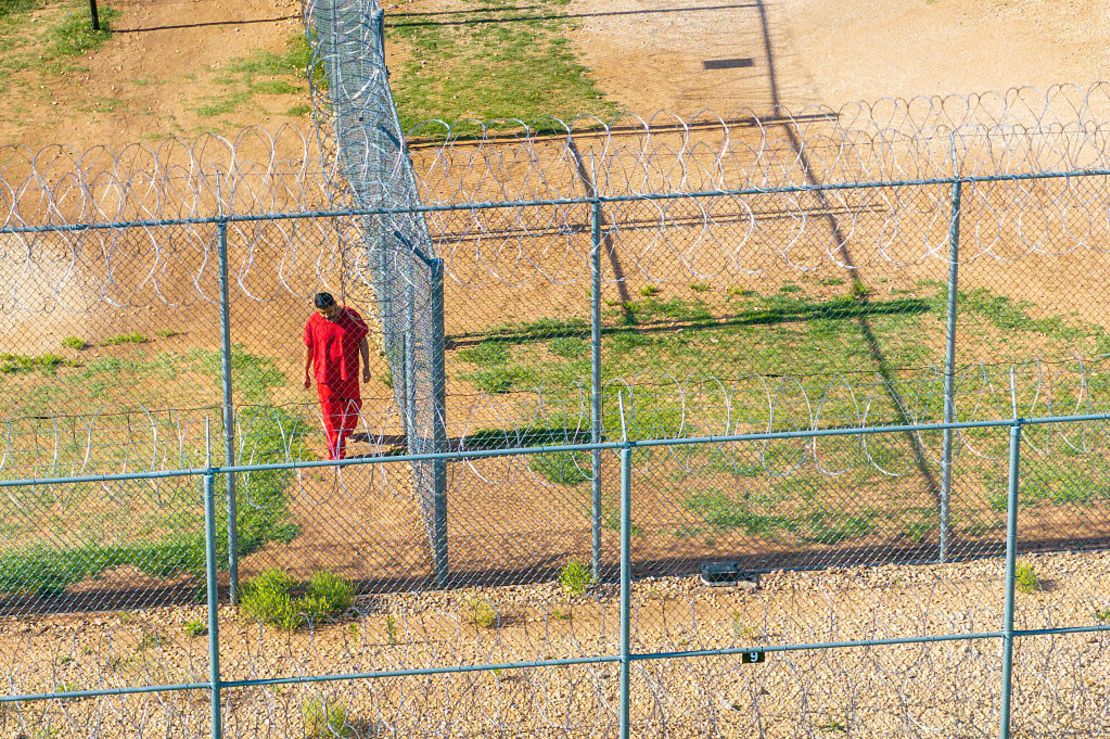 En una vista aérea, un recluso camina por el patio del Centro de Detención Bluebonnet el 13 de mayo de 2025 en Anson, Texas.