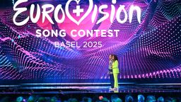 Las presentadoras Hazel Brugger y Sandra Studer hablan en el escenario durante la primera semifinal de la 69.ª edición del Festival de la Canción de Eurovisión, celebrada en la Messe Basel el 13 de mayo de 2025 en Basilea, Suiza.