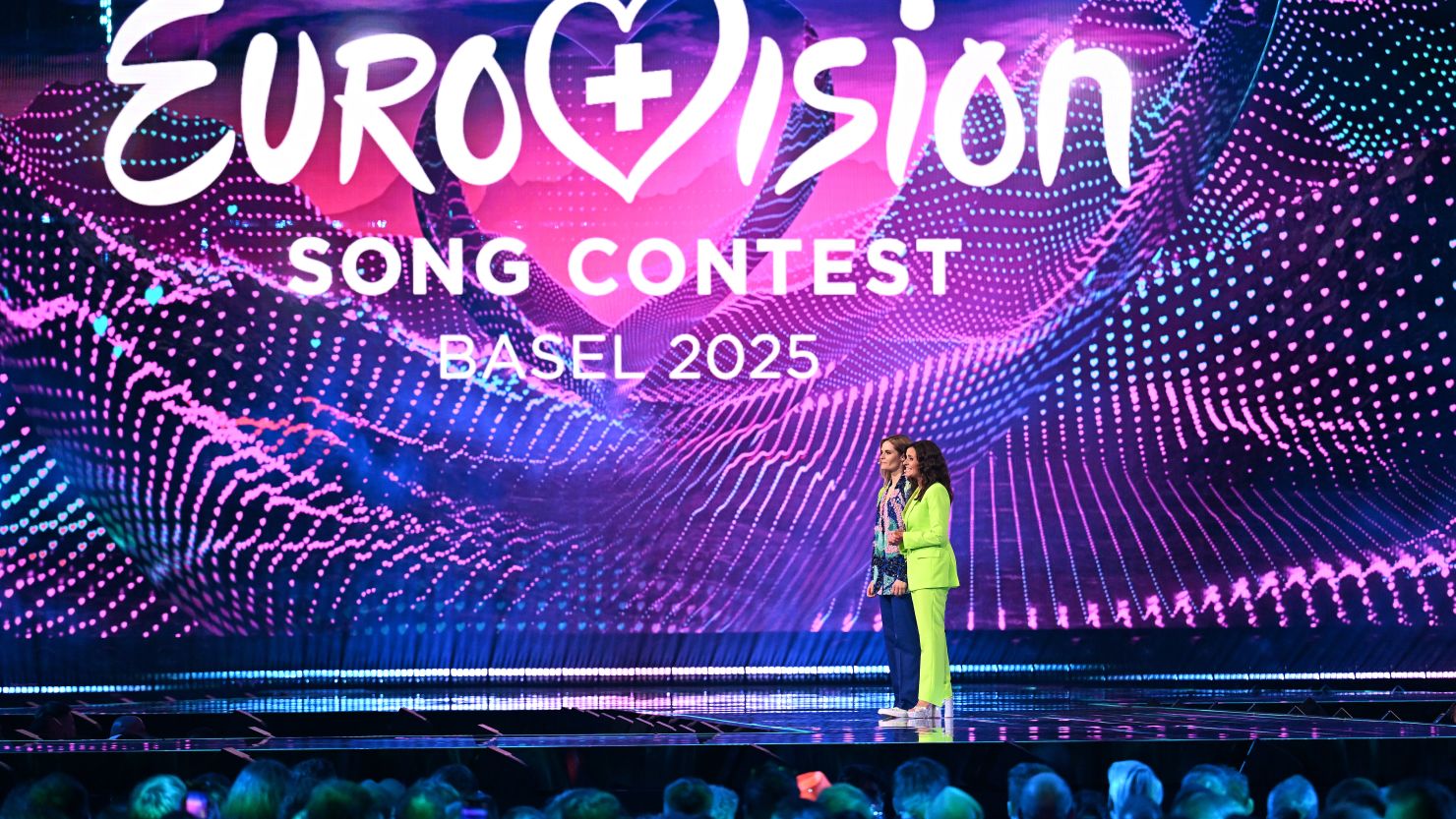 Las presentadoras Hazel Brugger y Sandra Studer hablan en el escenario durante la primera semifinal de la 69.ª edición del Festival de la Canción de Eurovisión, celebrada en la Messe Basel el 13 de mayo de 2025 en Basilea, Suiza.