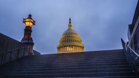 La cúpula del Capitolio se enmarca en las escaleras del centro de visitantes a primera hora de la mañana del 14 de mayo en Washington.