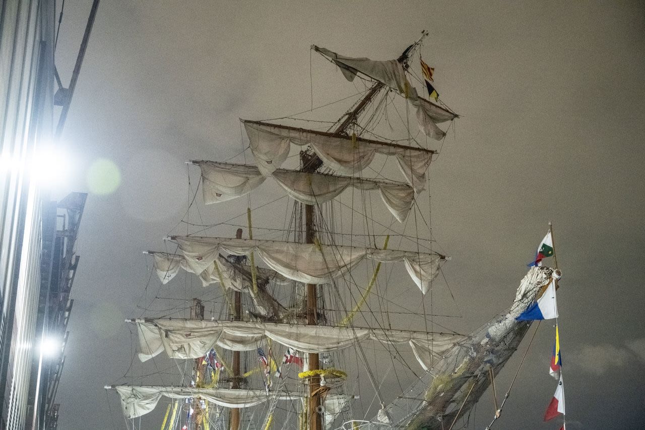 El barco flota frente al muelle 35, en el lado de Manhattan del East River.
