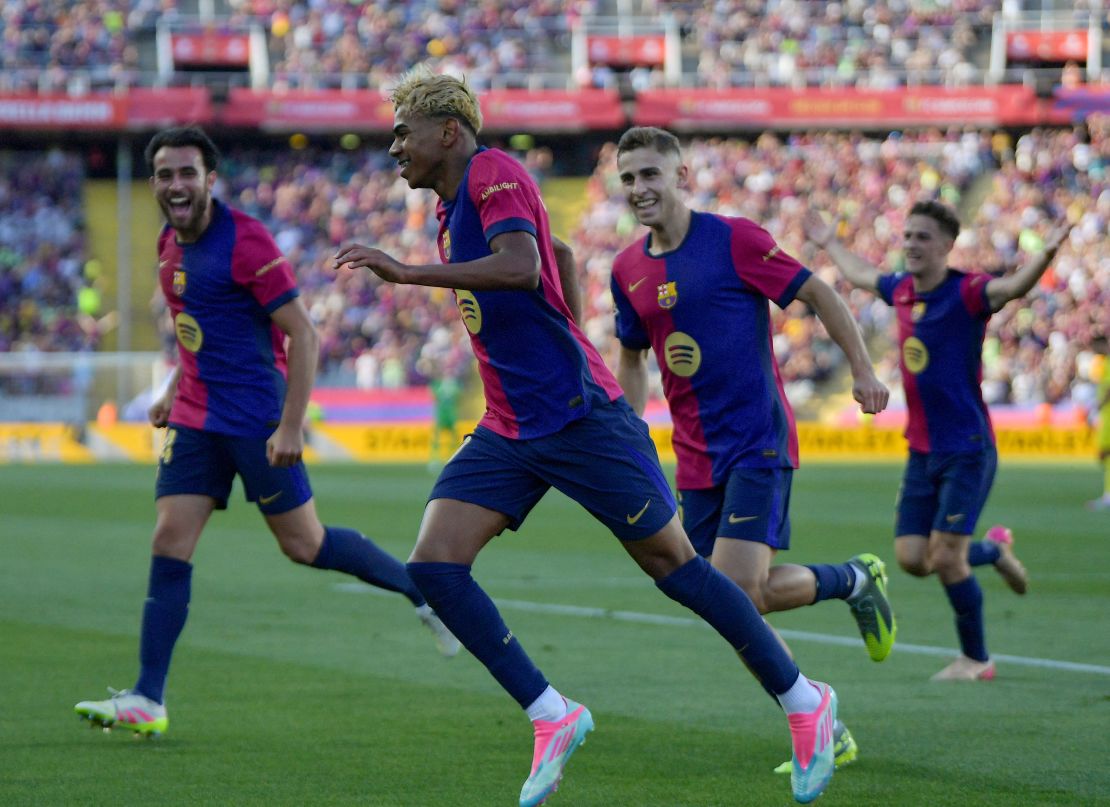 Los jugadores del FC Barcelona celebran un gol el 18 de mayo de 2025.