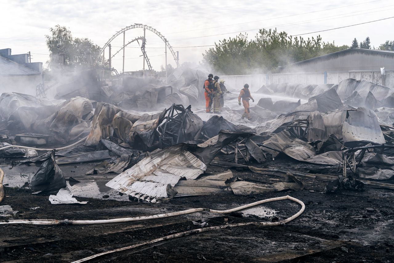 Пожежники гасить пожежу в ділових приміщеннях, пошкоджених російською нападою безпілотників у четвер у Веліці Чернхчін, Україна.