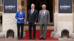 La presidenta de la Comisión Europea, Ursula von der Leyen (izquierda), el primer ministro británico, Keir Starmer (centro), y el presidente del Consejo Europeo, Antonio Costa (derecha), fotografiados en la cumbre entre el Reino Unido y la UE en Londres el 19 de mayo de 2025.