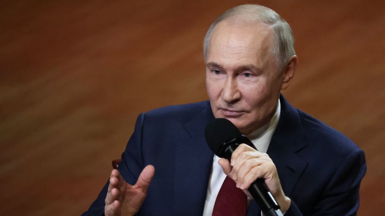 El presidente de Rusia Vladimir Putin habla durante una reunión en Sirius, Rusia, el 19 de mayo.