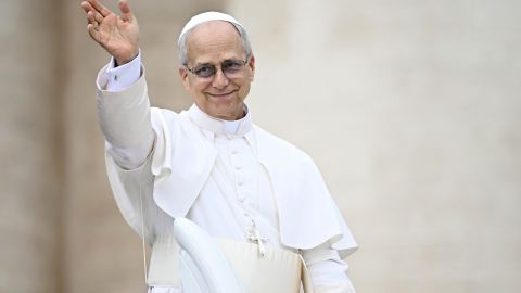 TOPSHOT - Pope Leo XIV waves to the crowd at the end of his first weekly general audience at St Peter's Square in The Vatican on May 21, 2025. (Photo by Filippo MONTEFORTE / AFP) (Photo by FILIPPO MONTEFORTE/AFP via Getty Images)          