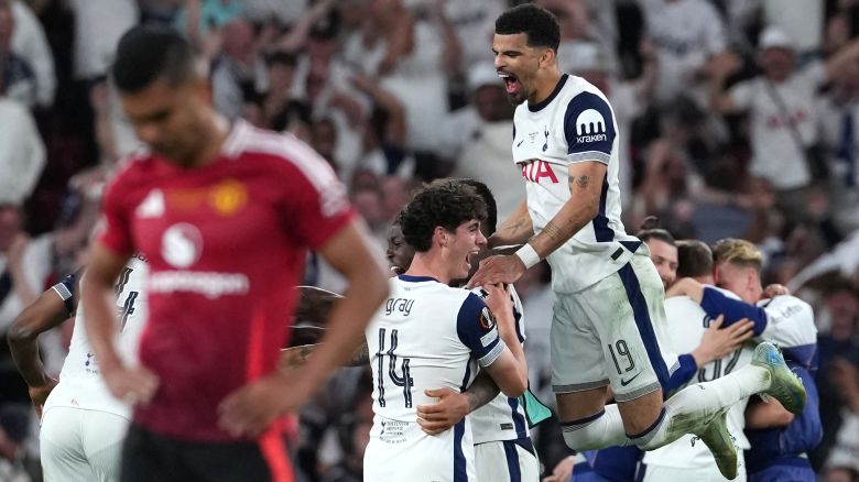 El delantero inglés número 19 del Tottenham Hotspur, Dominic Solanke, y sus compañeros celebran su victoria al final de la final de la UEFA Europa League.