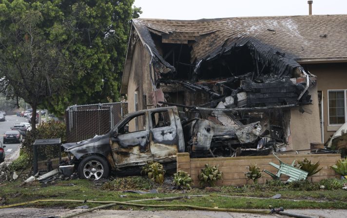 Una casa quedó parcialmente destruida tras el accidente de una avioneta en una calle residencial de San Diego.