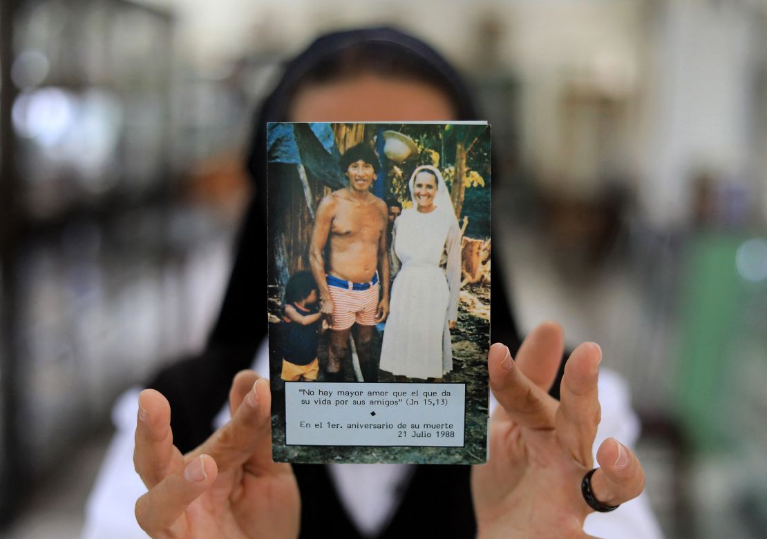 Una monja de la comunidad de las Terciarias Capuchinas de la Sagrada Familia muestra una fotografía de la monja colombiana Inés Arango Velázquez, expuesta en un pequeño museo donde se conservan algunas de sus pertenencias en Medellín, Colombia, el 22 de mayo de 2025.