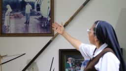 Una monja de la comunidad de las Terciarias Capuchinas de la Sagrada Familia muestra la última fotografía tomada a la monja colombiana Inés Arango Velázquez, expuesta en un pequeño museo donde se conservan algunas de sus pertenencias en Medellín, Colombia, el 22 de mayo de 2025.