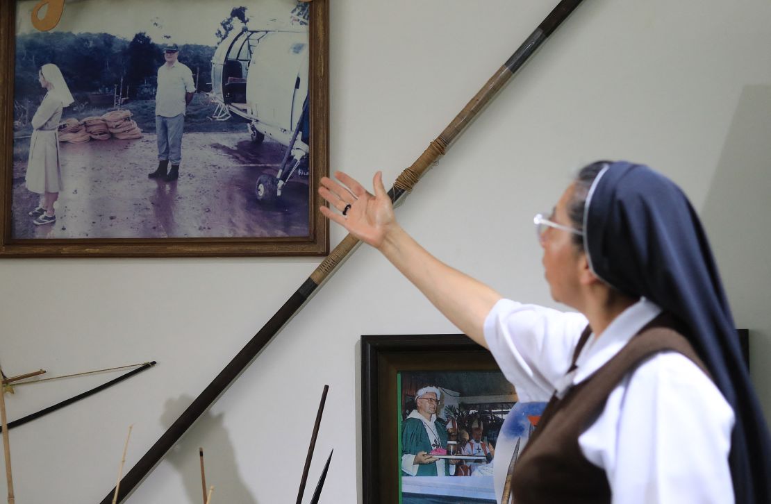 Una monja de la comunidad de las Terciarias Capuchinas de la Sagrada Familia muestra la última fotografía tomada a la monja colombiana Inés Arango Velázquez, expuesta en un pequeño museo donde se conservan algunas de sus pertenencias en Medellín, Colombia, el 22 de mayo de 2025.