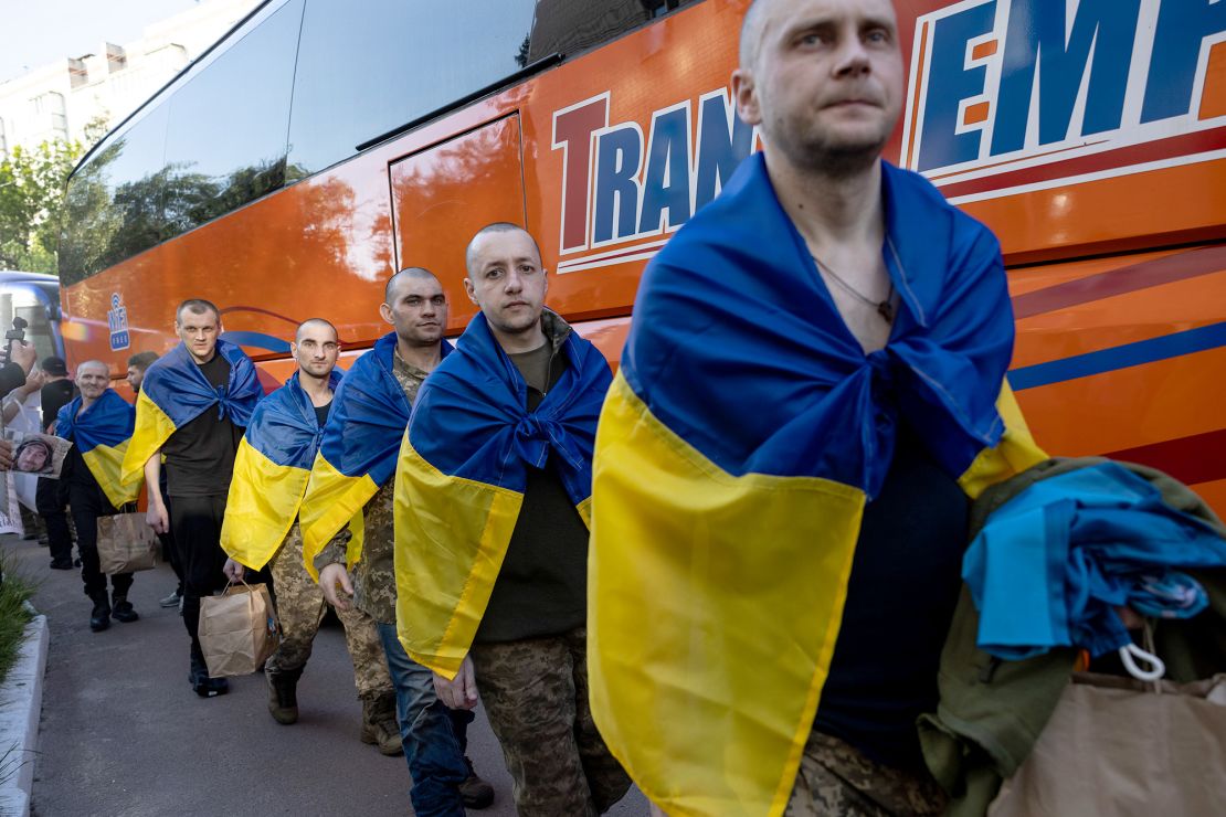 Ukrainian prisoners of war get off a coach to return home after spending months in a Russian captivity, on May 23, 2025 in Chernihiv, Ukraine.