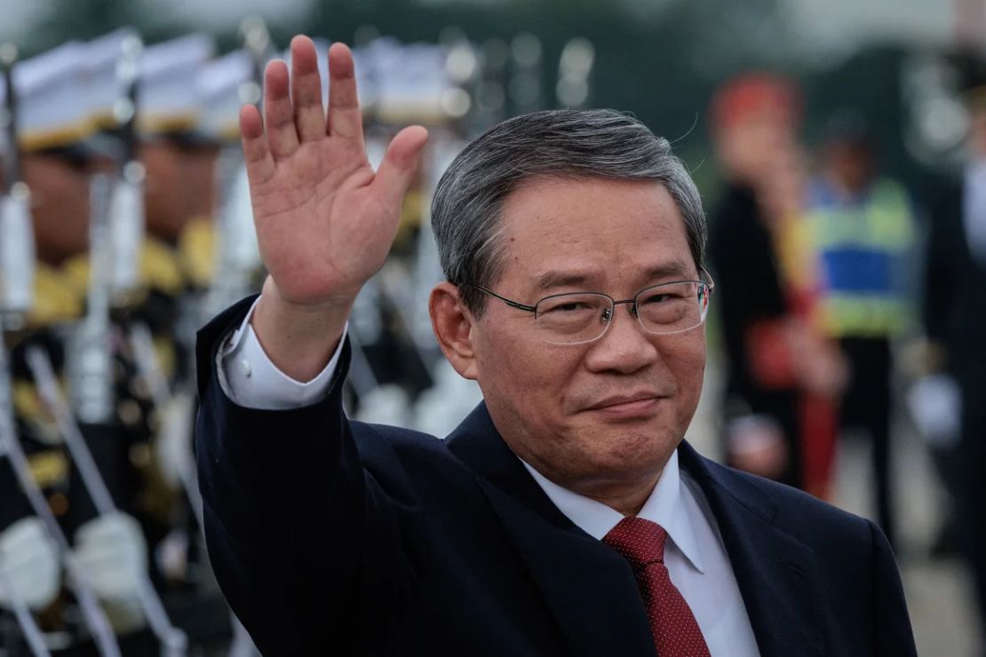 El primer ministro de China, Li Qiang, saluda durante una visita a Yakarta, Indonesia, en mayo.
