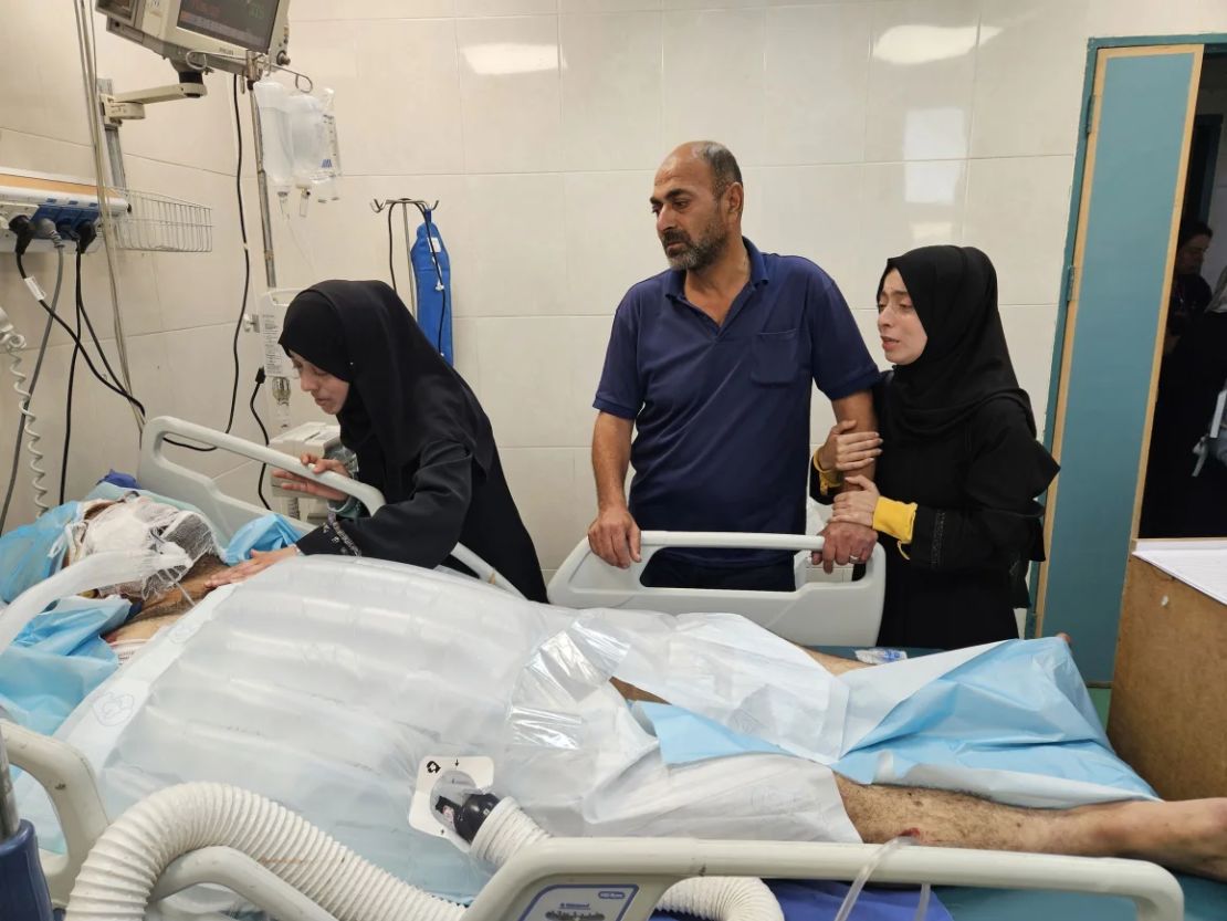 La doctora palestina Alaa al-Najjar visita a su esposo herido Hamdi en la unidad de cuidados intensivos del Hospital Nasser de Khan Younis, Gaza, después de que un ataque aéreo israelí impactara en su casa.