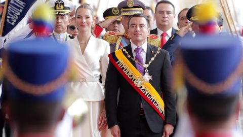 TOPSHOT - Ecuador's re-elected President Daniel Noboa (C) and his wife, First Lady Lavinia Valbonesi (L), receive honors upon their entrance to the Carondelet Palace after his inauguration at the National Assembly in Quito on May 24, 2025. Noboa, 37, was sworn in on Saturday for a new term that will run until 2029 in a country plagued by violence despite his iron fist policy against drug trafficking. (Photo by ARMANDO PRADO / AFP) (Photo by ARMANDO PRADO/AFP via Getty Images)