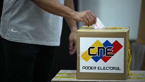 A man casts his vote at a polling station during the regional elections in Caracas on May 25, 2025. Venezuelans began electing their deputies and governors on Sunday, in an election that is expected to be largely won by the government, with most of the opposition boycotting it, ten months after the re-election of President Nicolas Maduro, whose victory they are contesting. (Photo by Federico PARRA / AFP) (Photo by FEDERICO PARRA/AFP via Getty Images)          