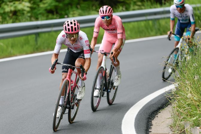 Richard Carapaz (izquierda) e Isaac Del Toro (derecha) durante la etapa 15 del Giro de Italia. Mayo 25, 2025.