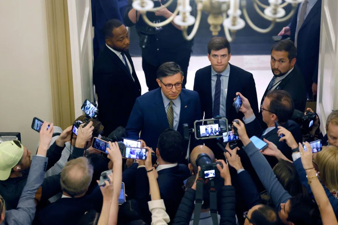El presidente de la Cámara de Representantes, Mike Johnson, habla con la prensa antes de partir hacia la Casa Blanca.
