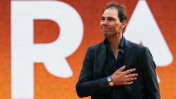 El exjugador español Rafael Nadal hace un gesto durante una ceremonia en honor a su carrera durante el Abierto de Francia el 25 de mayo de 2025.